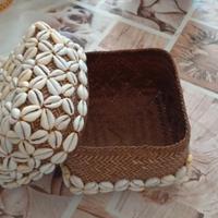 cesta media con coperchio in bambu' e conchiglie d