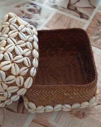 cesta media con coperchio in bambu' e conchiglie d