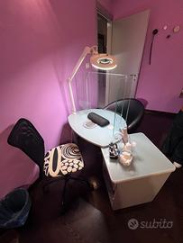 Tavolino per estetica completa di lampada e sedie
