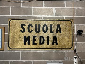 cartello stradale insegna “Scuole Medie” del 1988