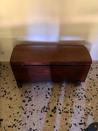 Vecchio baule in legno
