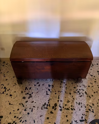 Vecchio baule in legno