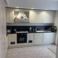 Cucina angolare con elettrodomestici