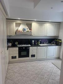 Cucina angolare con elettrodomestici