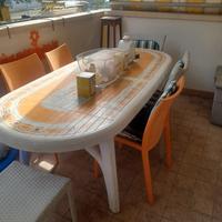 tavolo da balcone o giardino con sei sedie inghi