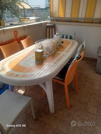 tavolo da balcone o giardino con sei sedie inghi