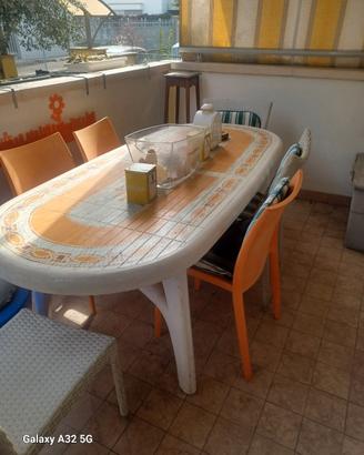 tavolo da balcone o giardino con sei sedie inghi