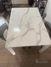 Tavolo moderno allungabile effetto marmo bianco