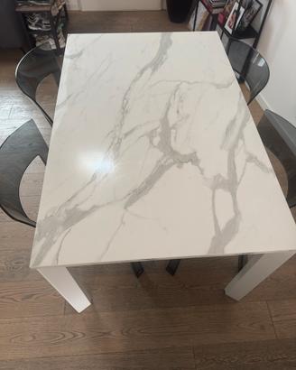 Tavolo moderno allungabile effetto marmo bianco