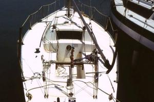 Barca a vela con piccolo motore fuoribordo