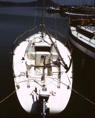Barca a vela con piccolo motore fuoribordo