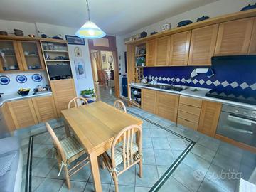 Cucina in legno massello di frassino