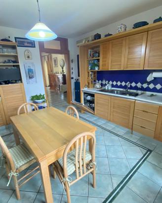 Cucina in legno massello di frassino