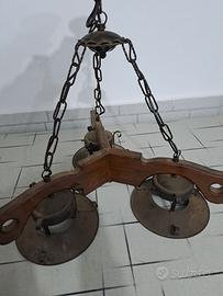 lampadario rustico taverna legno e ferro battuto 