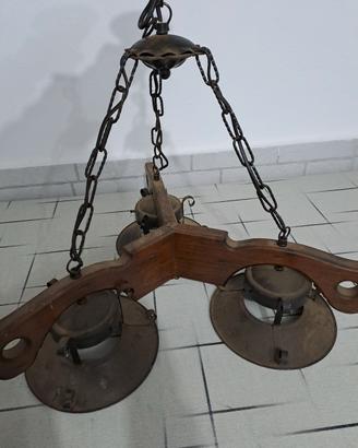 lampadario rustico taverna legno e ferro battuto 
