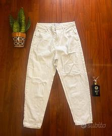 Pantaloni jeans bianchi strappati Bershka stilosi.