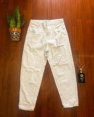 Pantaloni jeans bianchi strappati Bershka stilosi.