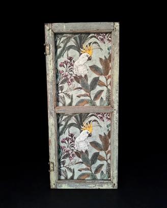 Antica finestra convertita a pannello decorativo