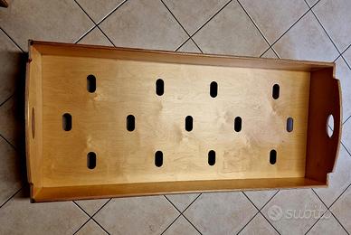Lettino impilabile realizzato interamente in legno
