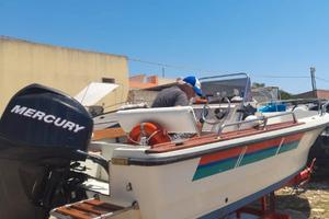 barca in vetroresina con motore