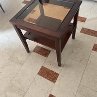 Tavolino in legno con superfice in vetro