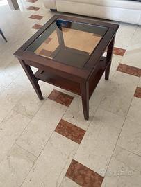 Tavolino in legno con superfice in vetro