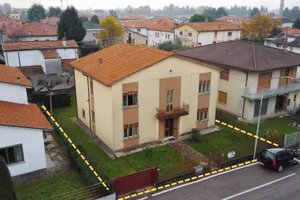 Casa indipendente di 256 m² con 5 locali e box aut