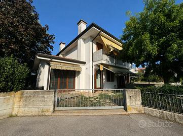 VILLA A SCHIERA A POVEGLIANO