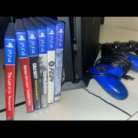 Play Station 4 Slim + 2 controller e 6 videogiochi