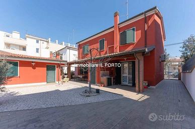 Villa di 250 m² con più di 5 locali e box auto a C