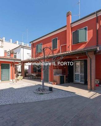 Villa di 250 m² con più di 5 locali e box auto a C