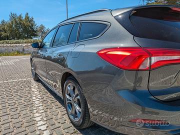 Ford Focus st-line sw grigio metallizzato.
