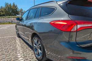 Ford Focus st-line sw grigio metallizzato.