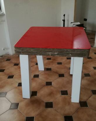 2 Tavole con 4 sedie in cartone pressato