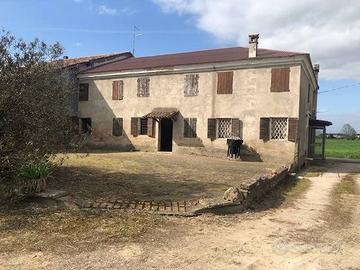 Rustico / Casale di 341 m² con più di 5 locali e b