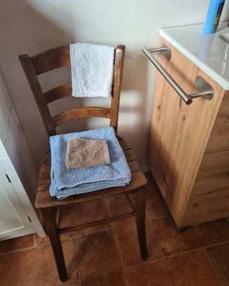 Sedia antica in legno