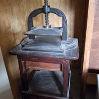Antico torchio stampa a mano