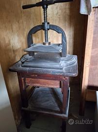 Antico torchio stampa a mano