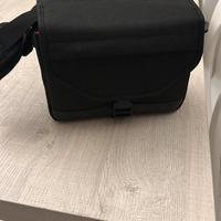 Canon EOS 2000D + Obiettivo 18-55mm + Custodia (Co