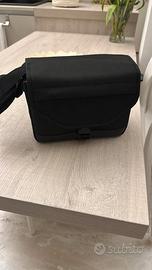 Canon EOS 2000D + Obiettivo 18-55mm + Custodia (Co