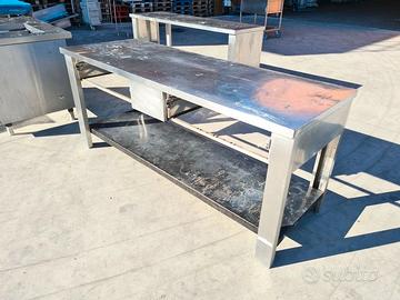 tavolo robusto con ripiano inferiore usato