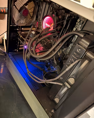 PC GAMING CON MONITOR, CUFFIE, TASTIERA E MOUSE