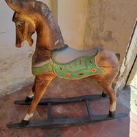 cavalluccio a dondolo in legno