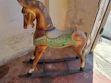 cavalluccio a dondolo in legno