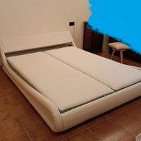 Letto matrimoniale stile giapponese in ecopelle.