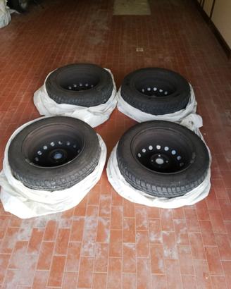 4 gomme invernali su cerchi 185/65R15