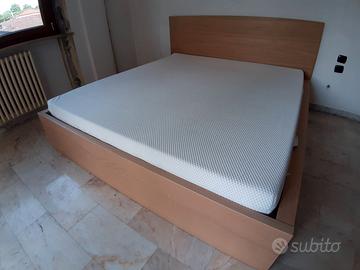 Letto matrimoniale pari al nuovo.