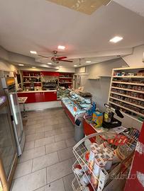 Cede attività commerciale in via Appia Nord, 130