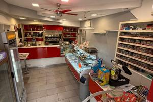 Cede attività commerciale in via Appia Nord, 130