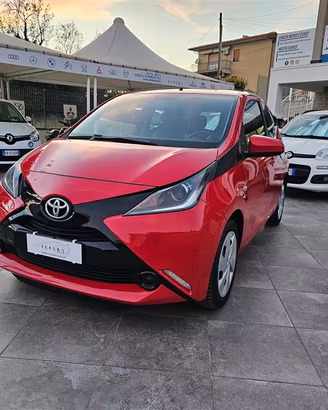 Toyota Aygo 1.0 VVT-i 69 CV 5 porte x-cool per Neo